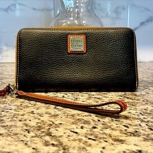 NWOT Dooney & Bourke Lg Zip-Around Wallet